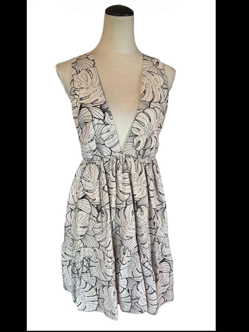 Sleeveless Deep V-Neck Leaf Print Dress in Cream & Black